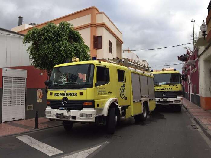 Imagen de los bomberos en la calle Roque, desde donde accedieron al inmueble (Foto TA)